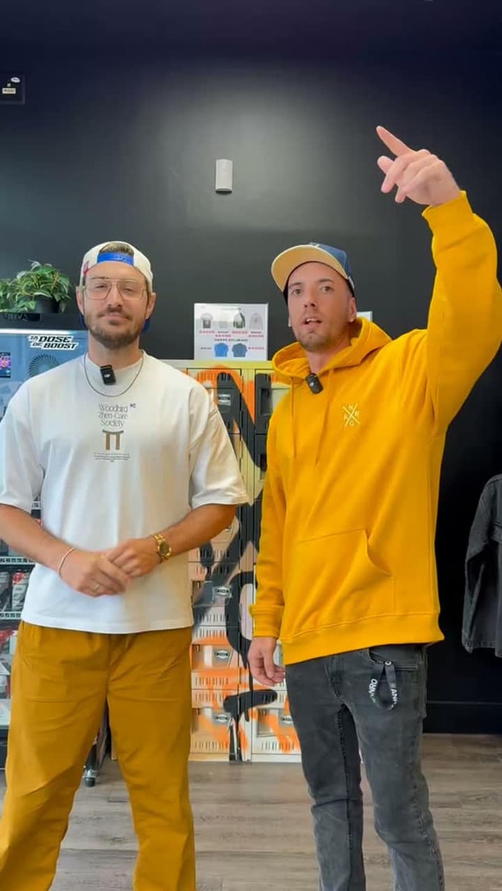 Adamo Marinacci se fait monter un outfit complet chez Anro et joue le jeu à fond