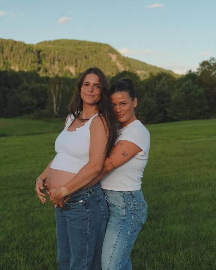 Alanis Désilets compte les jours avant Léonie et transforme sa bédaine en séance photo