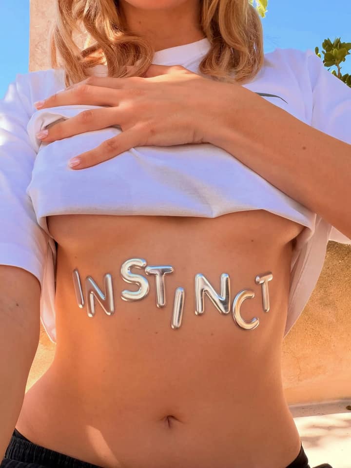 Angèle poste un seul soleil et te laisse remplir les blancs