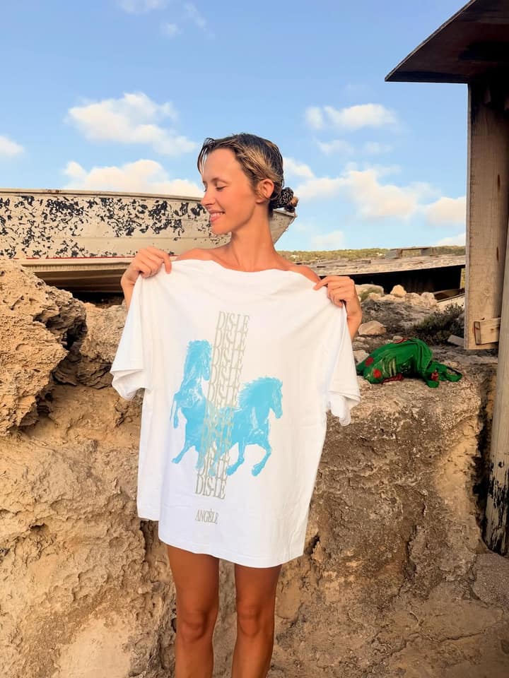 Angèle rage contre un nuage qui a volé son éclipse, puis glisse un plug merch en douce
