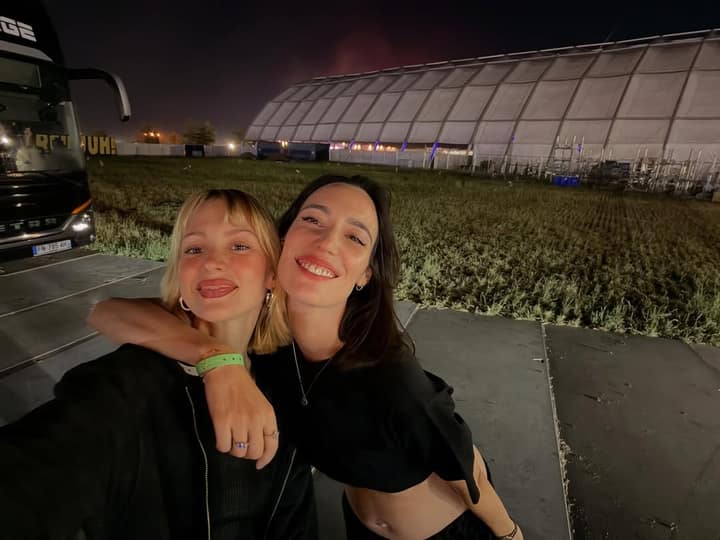 Run est enfin sorti : Angèle craque en écoutant sa toune avec Amelie Lens