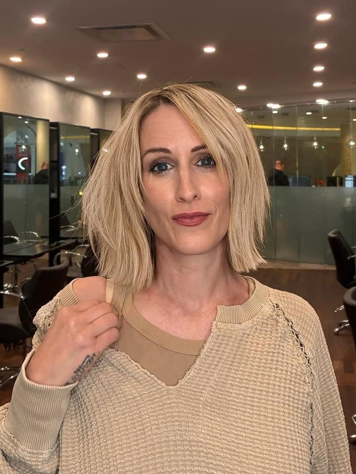 Anik Jean s'installe dans la chaise du coiffeur et refuse de dire pourquoi