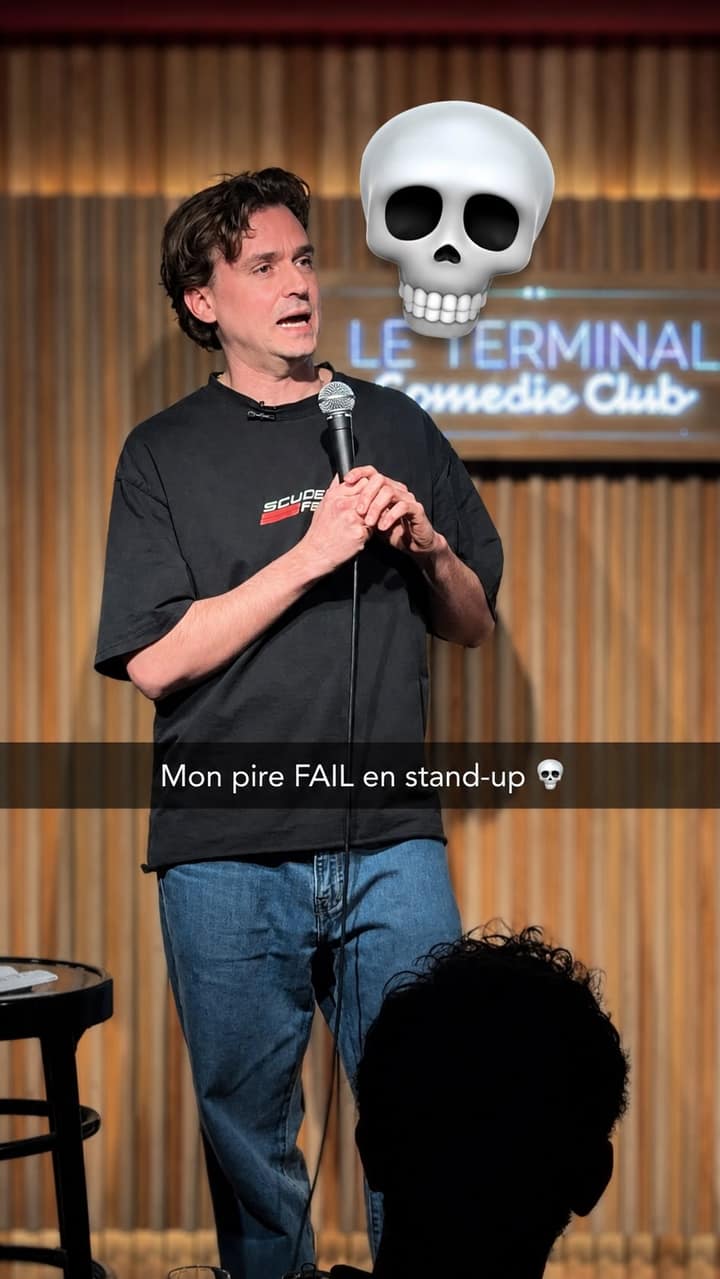 Arnaud Soly a confié son stand-up à une machine (et il filme le résultat)