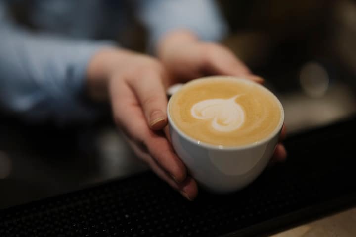 Les cafés de torréfaction du Vieux-Québec : ta tournée réconfortante entre les pavés