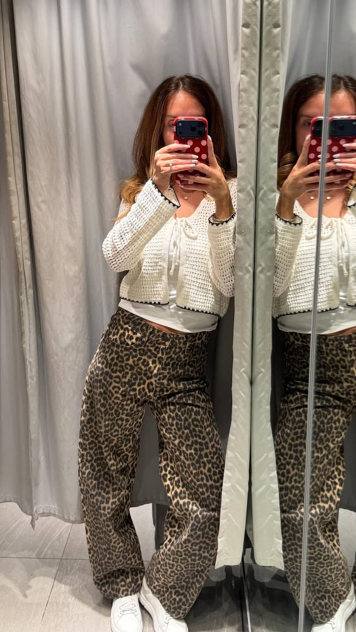 Camille Dufresne enfile toute sa pile de jeans et transforme son ménage de garde-robe en cours de…