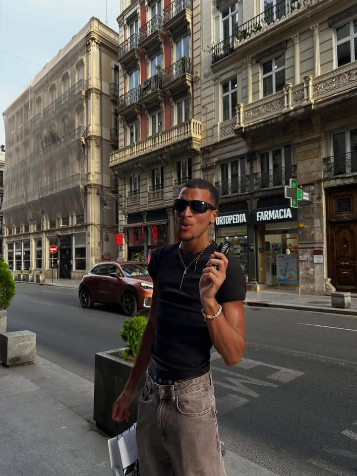Cédric Fofana part en mode meme et son post Instagram vire au party de références