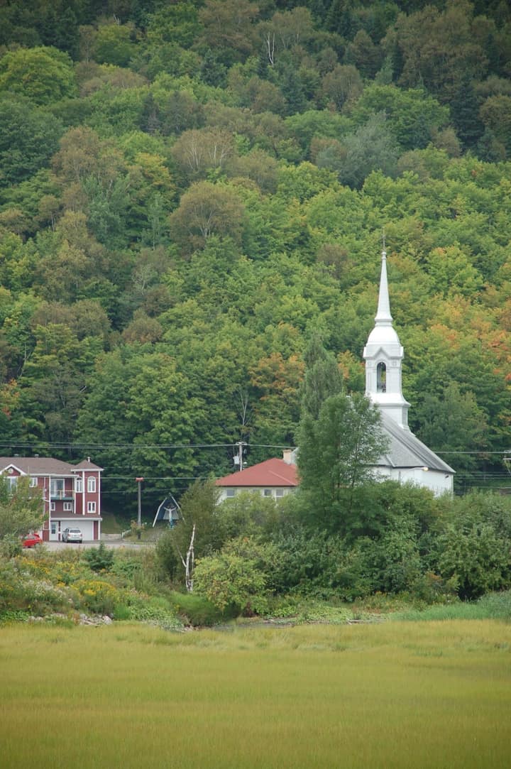Cantines de bord de mer, plages secrètes et maisons de rêve : le Québec rêve déjà de son été