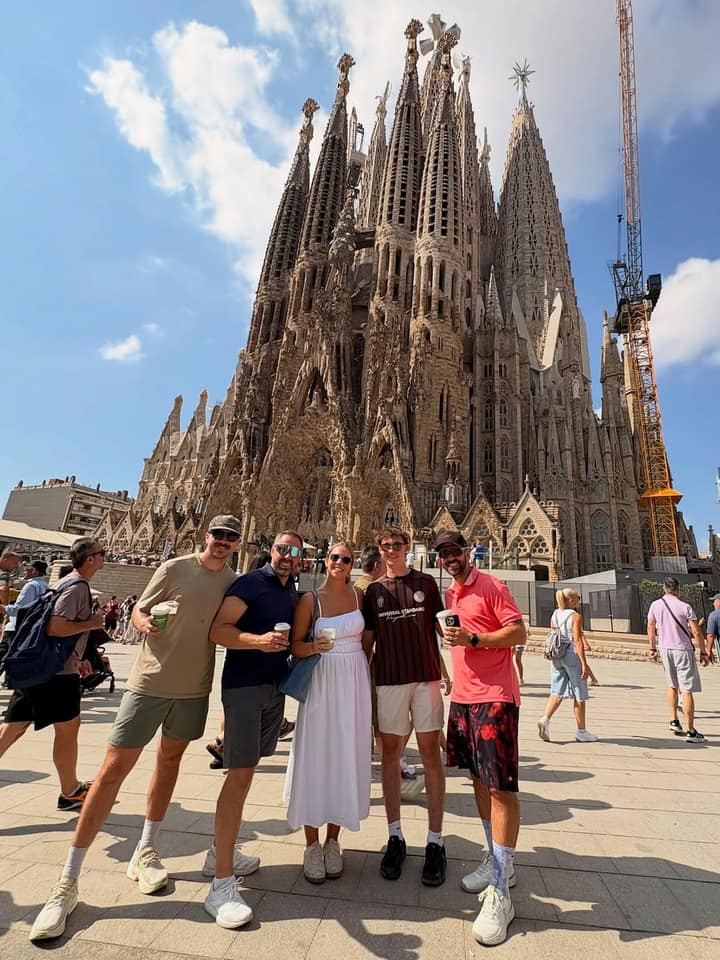 Charles Hamelin pose devant la Sagrada Família et file déjà vers Font Romeu
