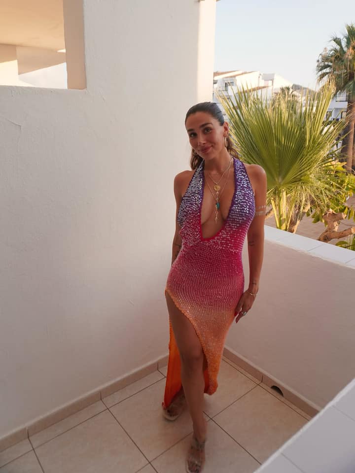 Claudia Dimopoulos assume la vie de sirène dans une robe qui fait vaguer Instagram