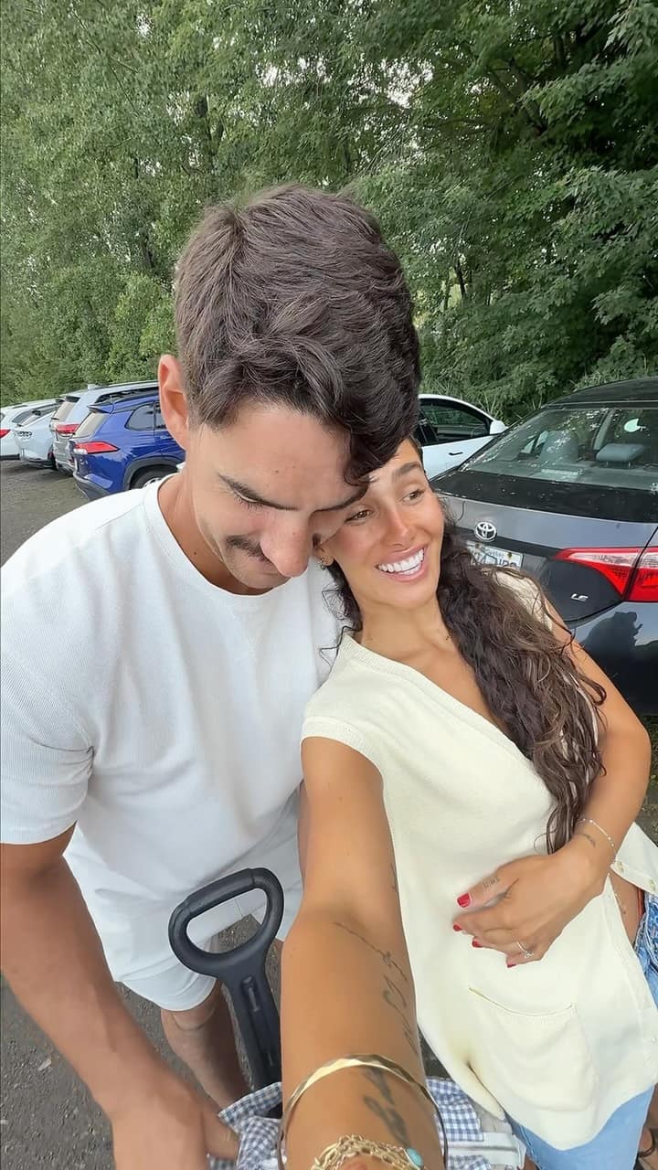 Claudia Dimopoulos file au Super Aqua Club avec sa gang et range ses codes promo