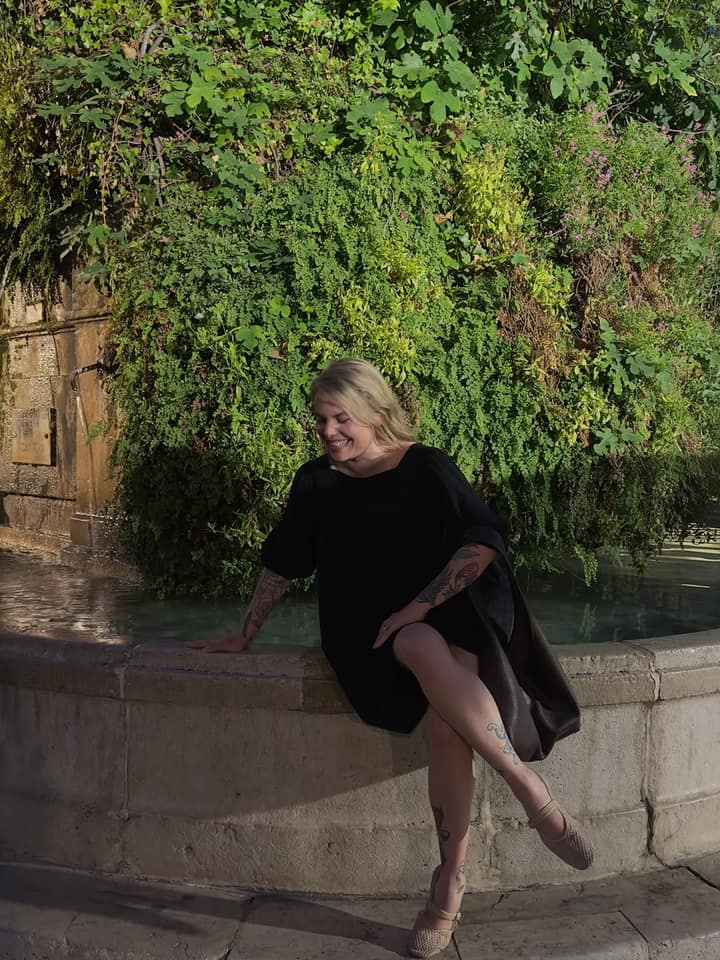 Coeur de pirate assume son coup de soleil et ouvre son carnet de tournée