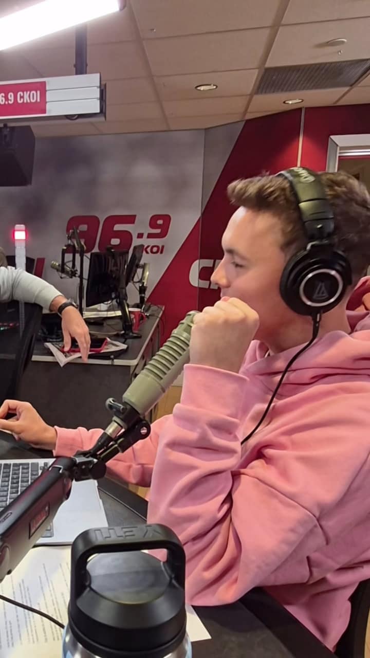 Danick Martineau sort les Oreos pour vendre son show du matin avec une vanne de shooter de lait