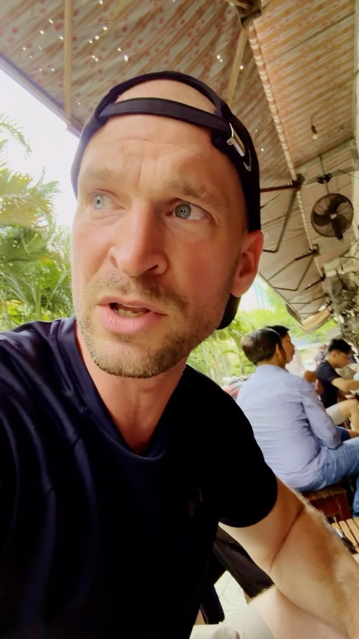 Daniel Savoie atterrit à Saigon et ouvre enfin les coulisses de son projet