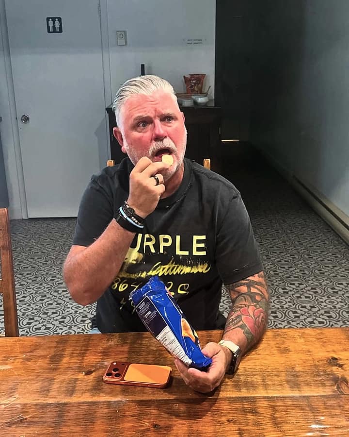 Dominic Paquet résume sa série de shows à Magog à un ti sad de chips dans sa loge