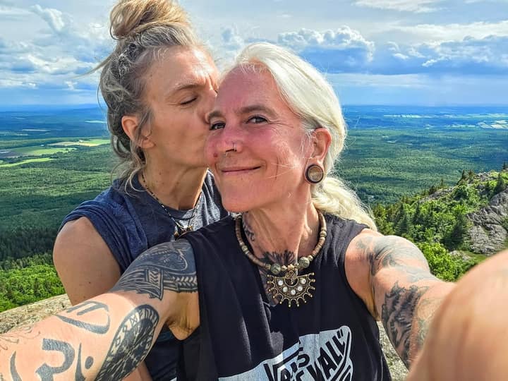 Des végétariennes au sommet du mont Jambon : Elise Villeneuve capote sur l'ironie