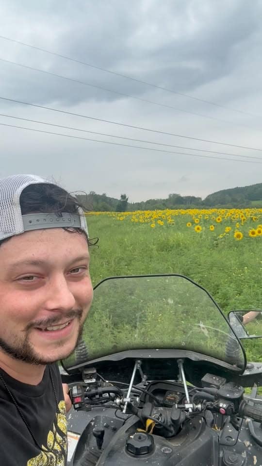 François Lambert roule dans ses champs de tournesol et te vend le rêve d'une huile faite maison