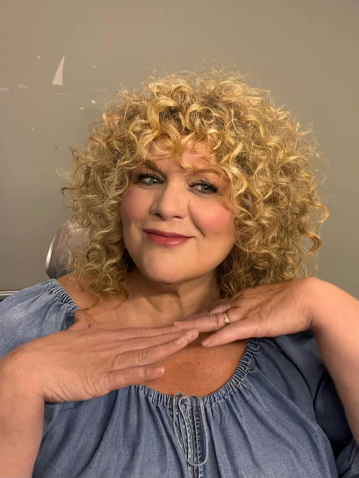 Le curly bob à frange de Guylaine Guay débarque juste avant son retour télé