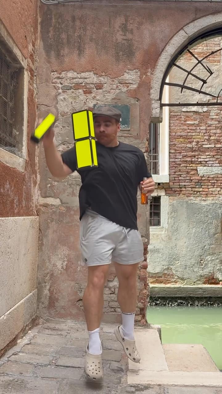 Jacob Grégoire pose ses valises à Venise et coupe court : deux mots, point final