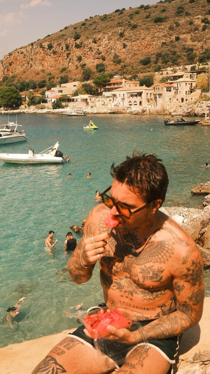 Jamie Watt dégaine une caméra en vacances et son break vire en séance photo