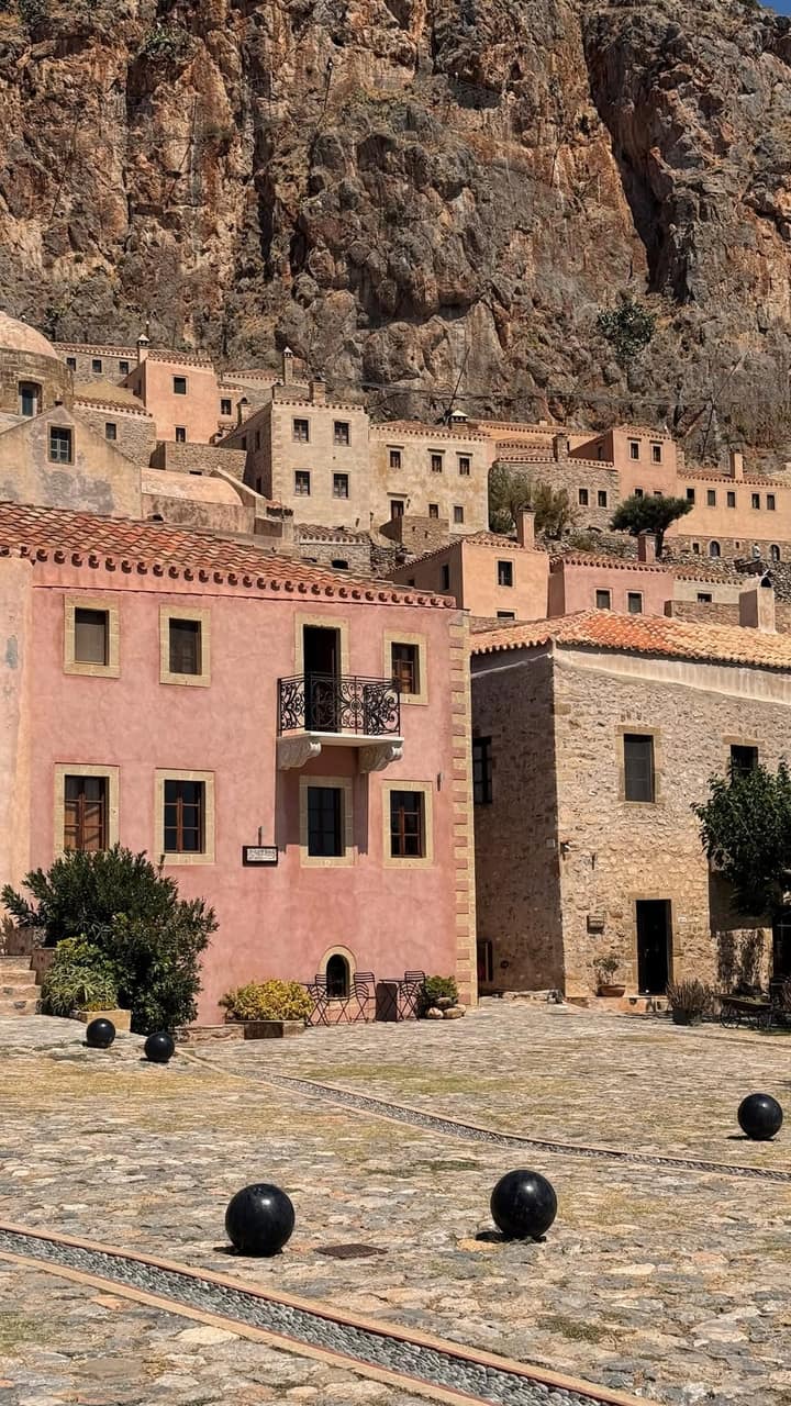 Jamie Watt se perd dans les ruelles de pierre de Monemvasia et vend le Péloponnèse comme LE secret…