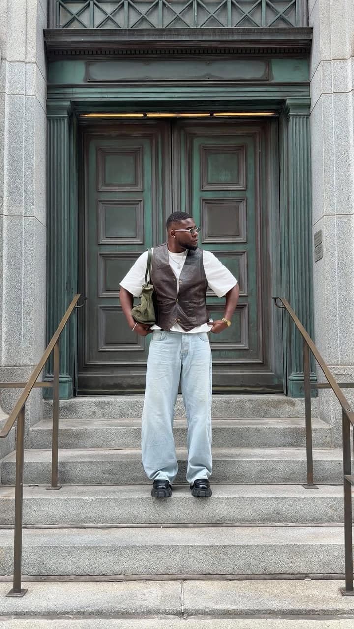 Johanel Ngoma marie un t-shirt H&M à des loafers Prada et le contraste fait tout le look