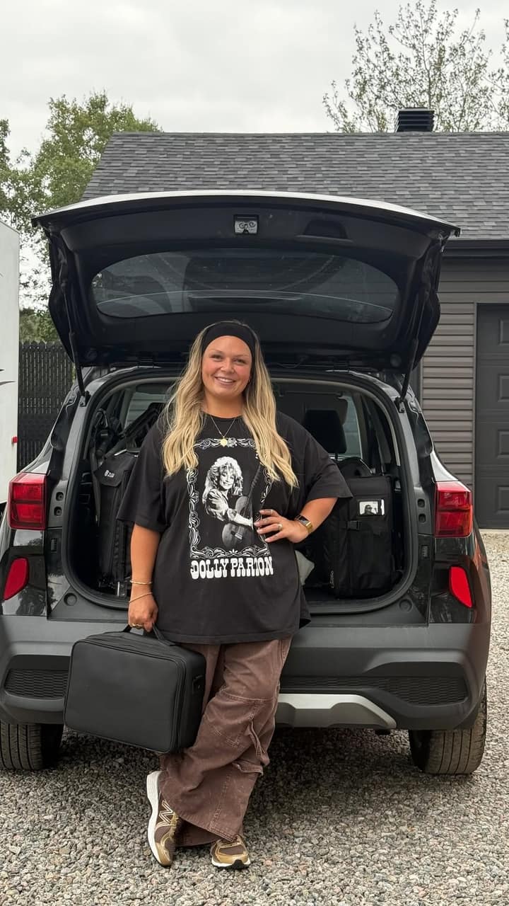 Julie Munger coche son 10e mariage de la saison et son agenda beauté déborde