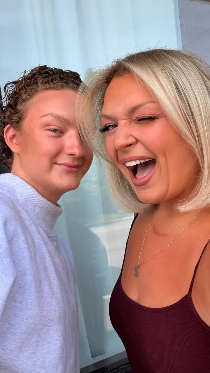 Julie Munger ressort blonde et pimpée du salon : le glow-up est total