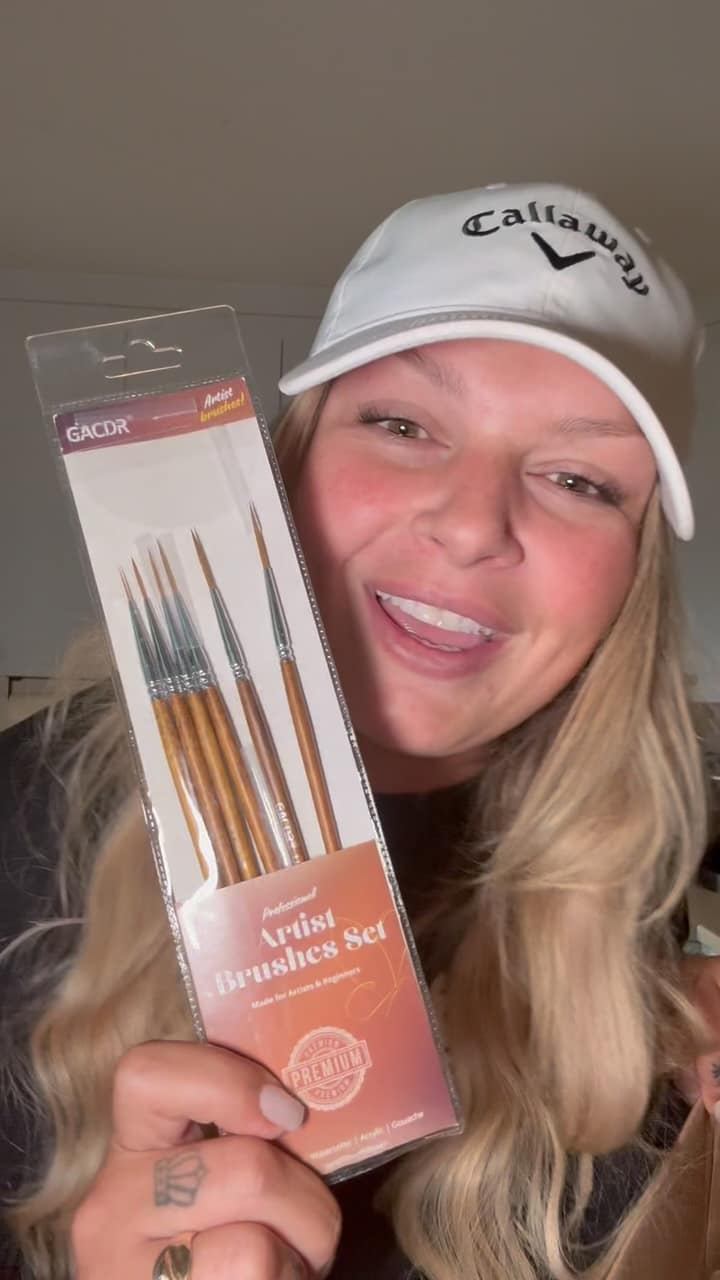 Julie Munger vide un panier Amazon qui saute des faux cils au gadget de toilette