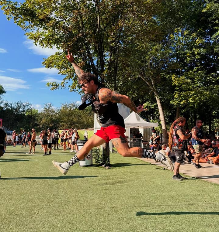 Kevin Lapierre ressort son âme d'ado emo au Vans Warped Tour et répond direct à sa mère
