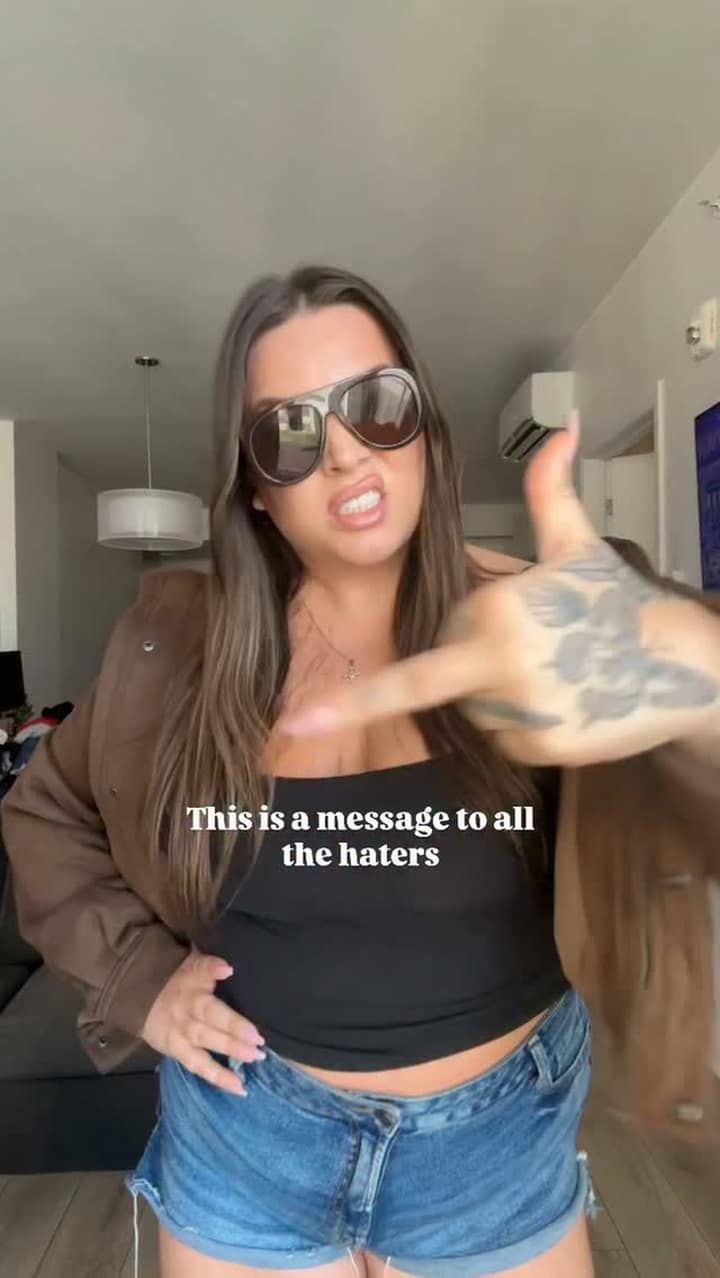 Khate Lessard congédie ses haters d'un « byyyeeee » et signe avec un cœur
