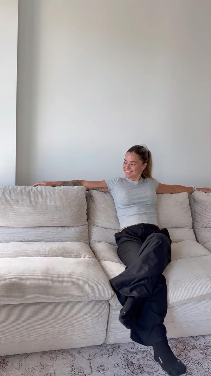 Laurie Doucet ramène un sofa Norka Living à la maison et vend le confort à fond