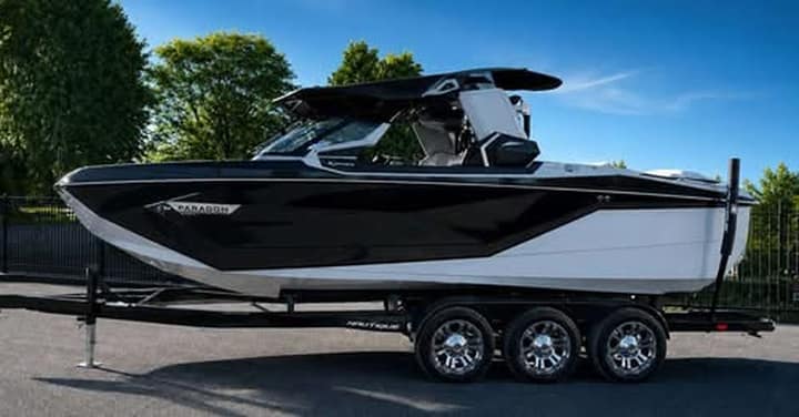 Le Nautique à 329 000 $ de Luc Poirier vient d'atterrir dans les petites annonces