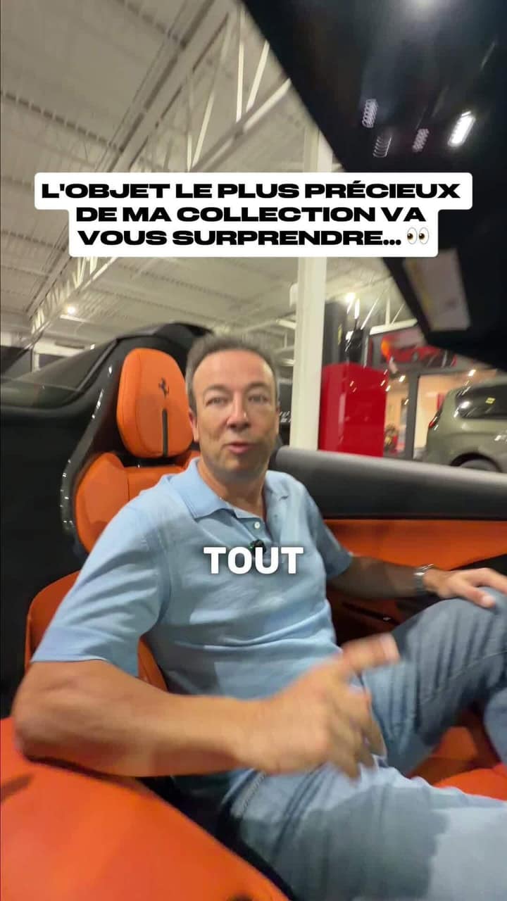 Luc Poirier ouvre son coffre et en sort deux bagues de la Coupe Stanley