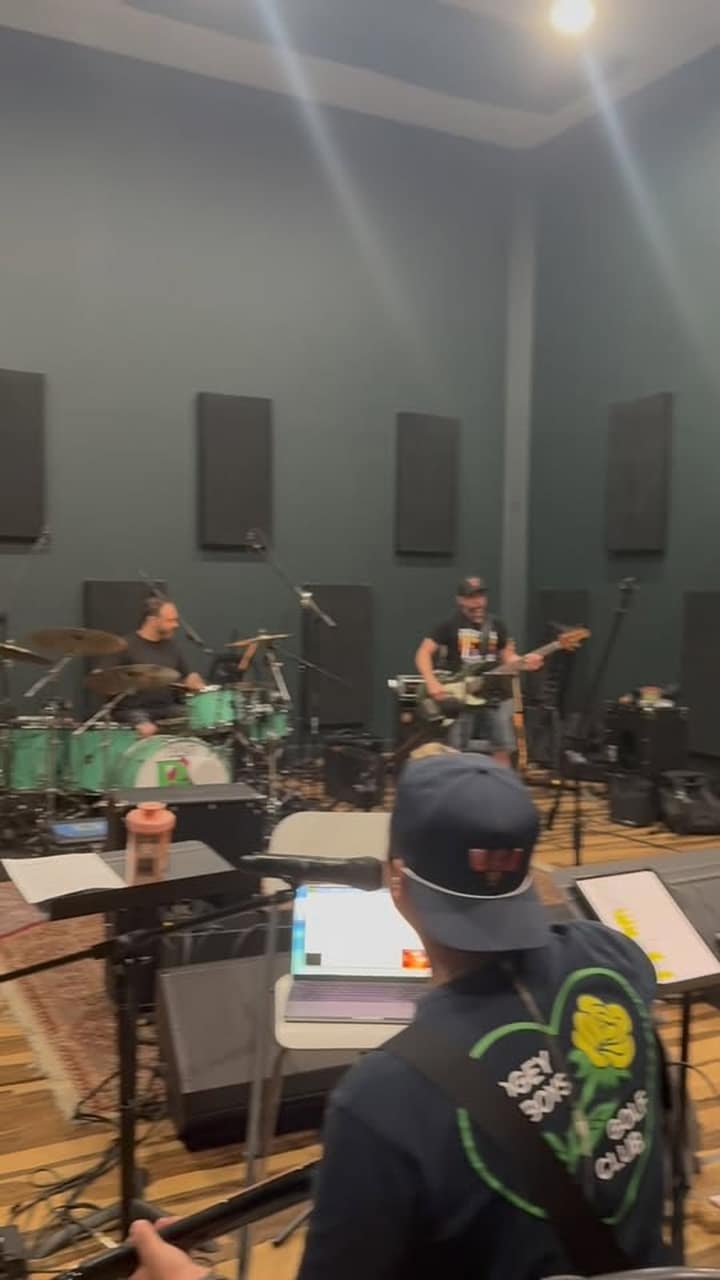Ludovick Bourgeois branche sa guitare en studio et compte déjà les dodos avant ses shows