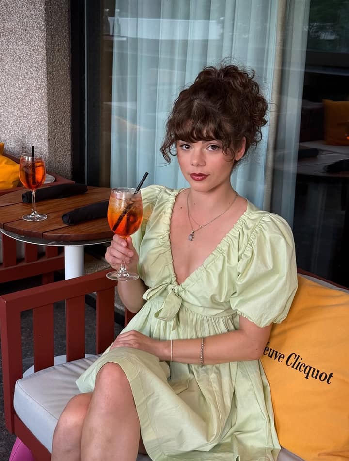 Marie-Ève Beauregard pose en mode chalet, mais garde le chic collé sur elle