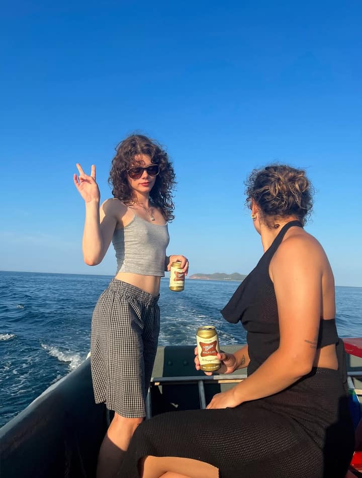 Marie-Ève Beauregard s'improvise pêcheuse et prévient les poissons de se tenir tranquilles