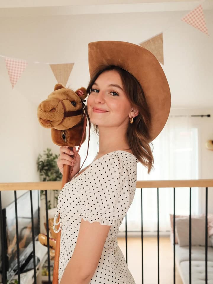 Marie-Jeanne Bouchard mélange cupcake et cowboy et là, mystère total
