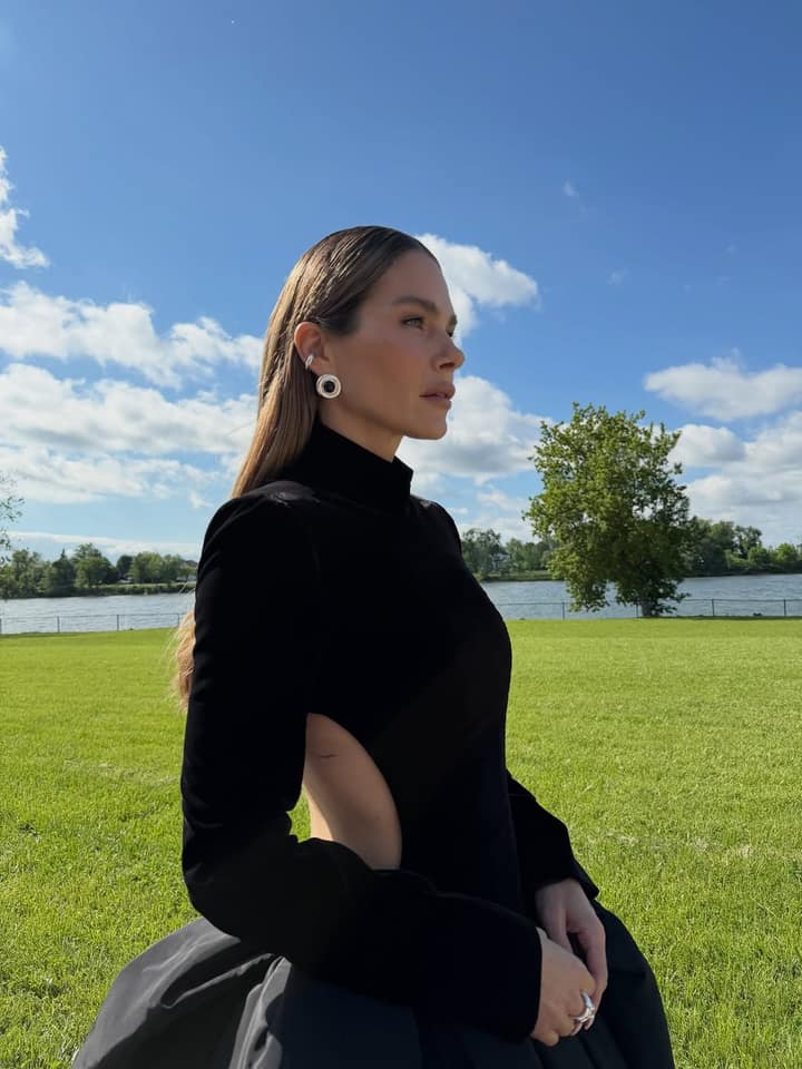 Maripier Morin déroule ses crédits robe, bijoux et make up pour crier que ses vilains sont sur Crave