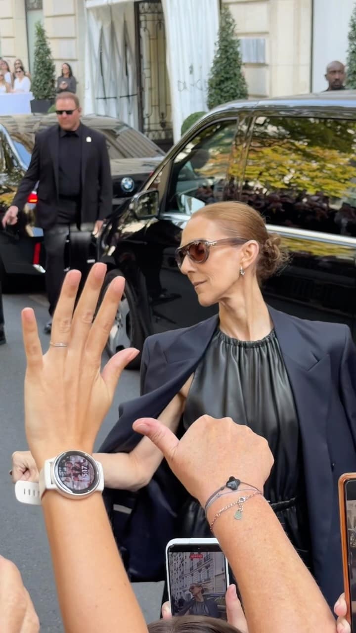 Maxence Garneau attend Céline devant son hôtel à Paris et coche un rêve de fan