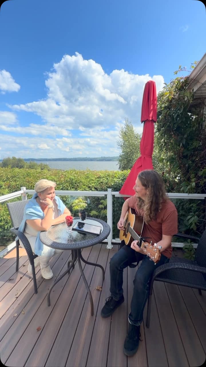 Nathalie Simard gratte une chanson sur son balcon de l'Île d'Orléans et fond dans l'instant