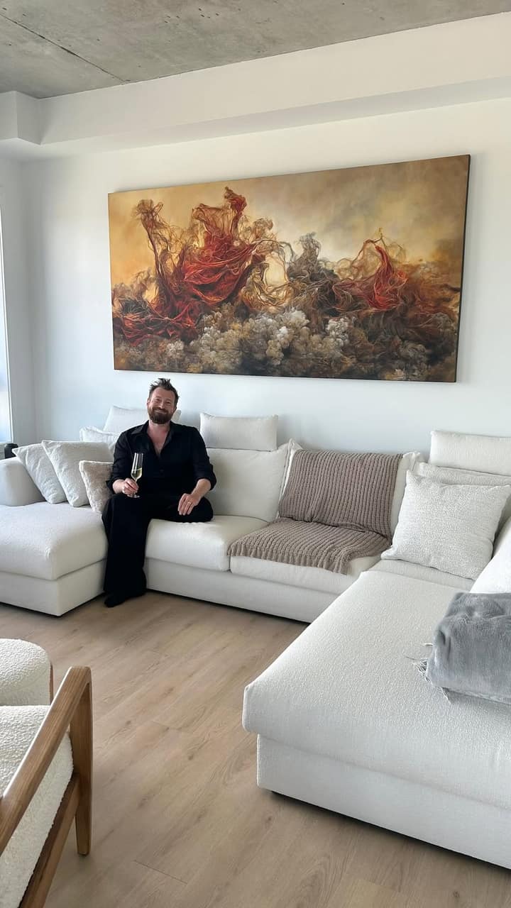 Olivier Corneau livre sa toile de chevaux à Saguenay et trinque avec ses collectionneurs