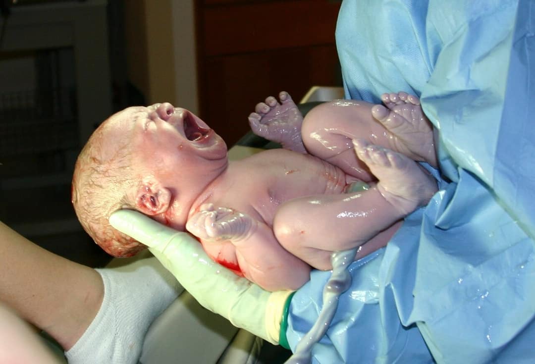 Une comédienne québécoise annonce la naissance de son enfant après une frayeur