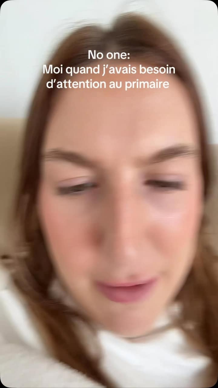 Broches, lunettes et zéro filtre : Pascale de Blois transforme le malaise en punchline