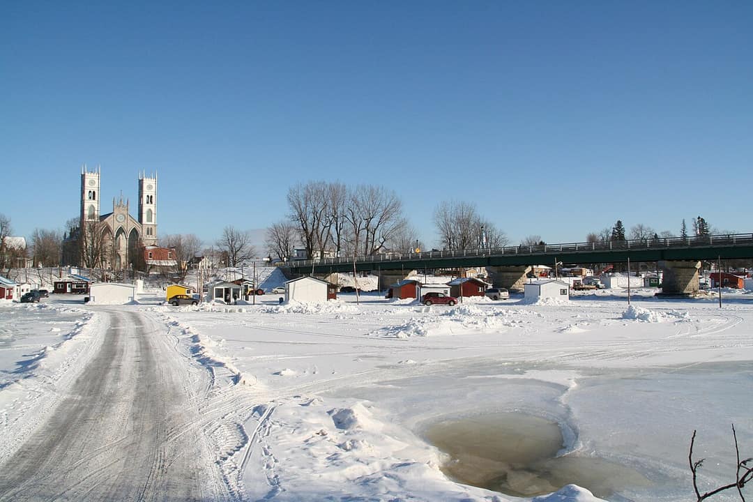 La pêche blanche aux petits poissons des chenaux : ton hiver en cabane à Sainte-Anne-de-la-Pérade