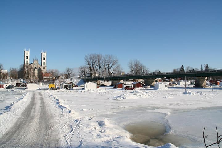 La pêche blanche aux petits poissons des chenaux : ton hiver en cabane à Sainte-Anne-de-la-Pérade