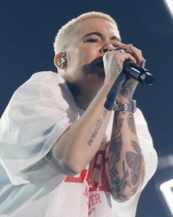 Roxane Bruneau fond : des fans qui chantent ses chansons par cœur