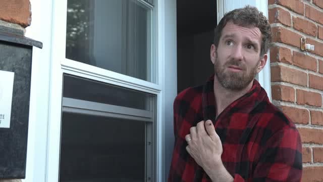 « Le pas fin » : Sébastien Bénès embarque Bobby Ananas dans son personnage de baveux