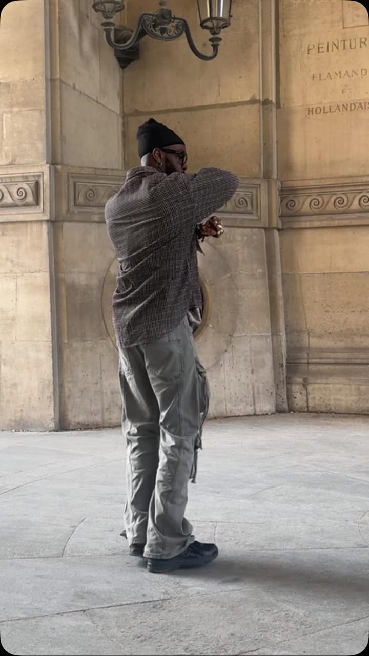 Vytee Stoffel suit une voix inconnue dans le Louvre et tombe sur un moment brut